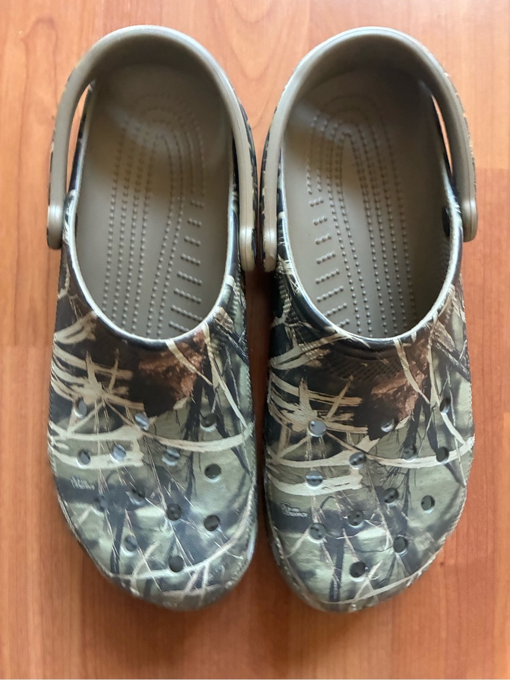 CROCS Realtree Camo Classic Clog in Olive and Tan Sz 12 - Picture 3 of 5